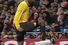 太瀟灑太自信！19年前亨利在補(bǔ)時階段還能戲?；蜀R巨星