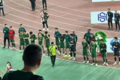 賽后謝場(chǎng)球迷高喊布彭扎，有的浙江球員忍不住哭了