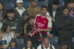 阿森納球迷誤入皇馬球迷區(qū)，發(fā)現(xiàn)被拍攝馬上指阿森納隊徽