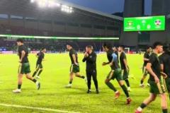 浙江賽前訓(xùn)練時(shí)球員面色凝重，球迷打出布彭扎橫幅