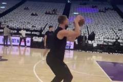 生涯對陣濃眉10勝4負！小薩賽前熱身訓練，備戰(zhàn)獨行俠