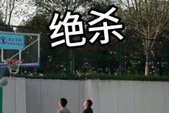 她的白色外套上居然沒(méi)有一點(diǎn)黑手印~