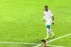 復(fù)出兩場又傷退！內(nèi)馬爾無對(duì)抗坐地上，大腿不適被換下