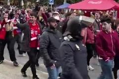 不忘嘲諷死敵！阿森納球迷在馬德里街頭高唱：你是熱刺偽裝的嗎