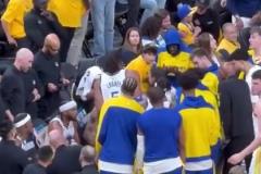 你不許插嘴！庫里暫停時拿著戰(zhàn)術板指揮，追夢在旁邊兩次試圖打斷