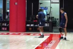 期待開門紅！今日訓練結束后 哈登和博格丹留下來加練底角三分