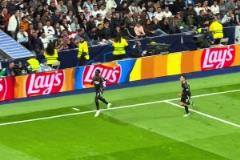 薩卡進球后做出讓伯納烏安靜的手勢