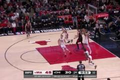 李凱爾籃下窒息防守成功搶斷，隨后快攻反擊喂餅韋爾暴扣得分！