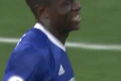 姆巴佩這球的處理被網(wǎng)友質(zhì)疑！左腳不會打門嗎，非要調(diào)整到右腳！