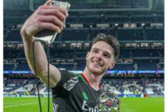 阿森納球迷號調(diào)侃：伯納烏現(xiàn)已開放球場頂棚，因為米飯熟了