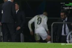 姆巴佩剛走向更衣室，阿森西奧就離開替補席去查看他的情況