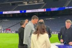 征服伯納烏！阿森納客場球迷賽后繼續(xù)高歌，塔子哥揮手致意