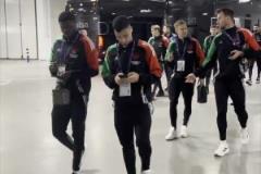 來了來了！阿森納全隊抵達(dá)伯納烏，歐冠大戰(zhàn)一觸即發(fā)！