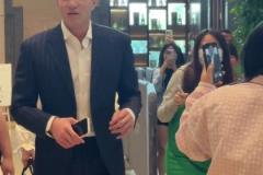 郭艾倫現(xiàn)身湖南長沙 一身黑色西裝準備參加綜藝節(jié)目