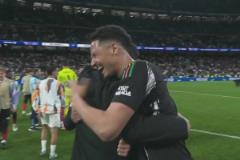 就你笑得最開(kāi)心！薩利巴賽后擁抱隊(duì)友哈哈哈大笑！