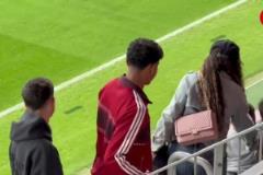 亞馬爾在約翰·克魯伊夫球場(chǎng)現(xiàn)場(chǎng)支持巴薩女隊(duì)