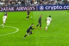 現(xiàn)場視角看小馬丁絕殺球，梅里諾剛停好球，馬丁內(nèi)利直接開始沖刺