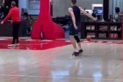 很拼！快船日常訓練后，登哥帶博格丹繼續(xù)加練三分