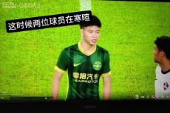 每周比賽開始前，王鈺棟和對方球員寒暄，臉色不斷變化