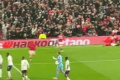 幸運(yùn)的現(xiàn)場(chǎng)球迷！現(xiàn)場(chǎng)實(shí)拍曼聯(lián)絕殺后的場(chǎng)景，球迷陷入瘋狂