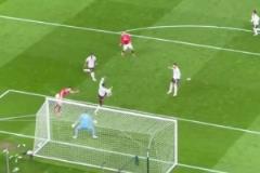 感覺像坐過山車？看看現(xiàn)場曼聯(lián)球迷從地獄到天堂的瘋狂反應(yīng)