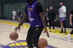 狀態(tài)看上去十分輕松啊！老詹頭戴小帽訓(xùn)練備戰(zhàn)森林狼！