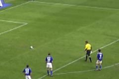 慶祝要適量當(dāng)年布特點(diǎn)射破門后被對手開球吊門得手