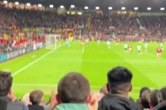 球迷拍攝馬奎爾絕殺！看臺球迷瞬間陷入瘋狂！