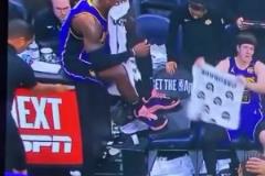 此前湖人對(duì)陣步行者的比賽，老詹直接坐在技術(shù)臺(tái)上休息