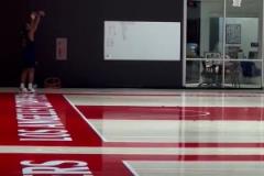 ?。啃】í氉杂?xùn)練的籃筐上又加了一圈斜筐