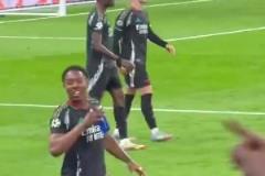 斯凱利朝皇馬球迷喊vamos+噴水，球迷猛豎中指