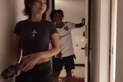 想干啥？甲亢哥把日本女友帶進房間，然后匆忙下播了