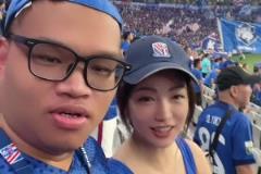 申花球迷教美女小姐姐唱助威歌