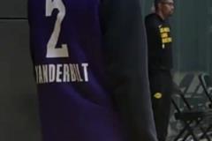 里夫斯和范德彪訓(xùn)練中互換球衣玩起了對(duì)方的招數(shù)