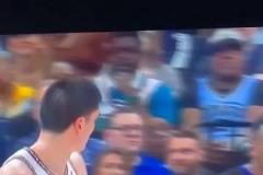 笑死！埃迪不滿判罰怒噴，結(jié)果不小心噴出口水，然后吃到技犯