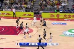 聞名不如一見！詹姆斯從酒店上大巴，圍觀人都喊瘋了