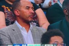 導(dǎo)播是真會！濃眉身體不適受傷下場，鏡頭給到總經(jīng)理哈里森小眼神