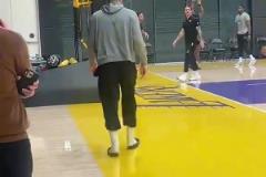 他本可以不用這么努力？東契奇還穿著拖鞋 布朗尼已經(jīng)在訓(xùn)練了！