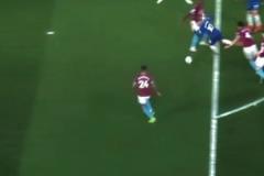 以前的藍軍打不開局面，就把球傳給阿扎爾！