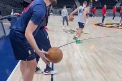 快船眾將抵達(dá)丹佛踩場(chǎng)訓(xùn)練 祖巴茨&鮑威爾比賽底角三分