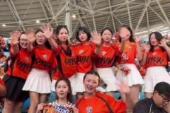 靚麗風(fēng)景線！云南小白裙美女球迷打卡成都主場