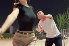 愛了！和孟博龍一起跳舞的小姐姐身材太棒了