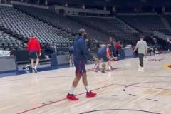 征戰(zhàn)丹佛高原！哈登和小卡適應(yīng)場地，訓(xùn)練態(tài)度非常認真