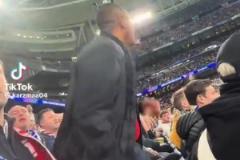 不怕被揍??！槍迷在主隊(duì)球迷區(qū)瘋狂慶祝，皇馬球迷阻止他慶祝