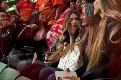 和本隊(duì)外援嫂子們坐一起，泰山球迷很激動(dòng)