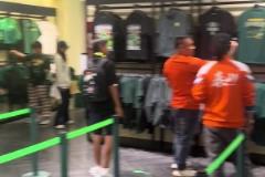 現場網友：世界和平了啊！泰山球迷買國安T衫