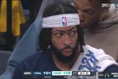 獨行俠的賽季結(jié)束了！濃眉板凳席兩眼無神，克萊也低頭不語！