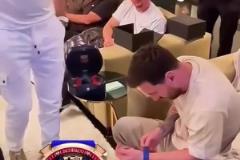 梅西還是忘不了巴薩~找人專門定制了一款巴薩手表