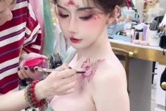 因坐老詹身后爆火的美女球迷周麟嘉，這古裝裝扮真絕了