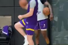 倒反天罡！小里穿彪哥的球衣勾手 彪哥穿小里的球衣投三分